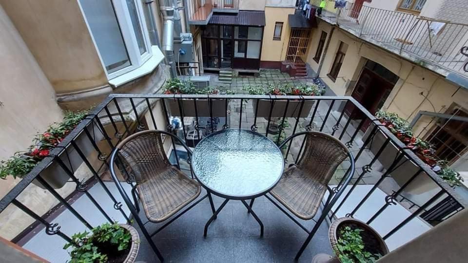 3 Room Apartments , Rohatyntsyv Street Leópolis Exterior foto